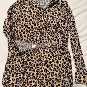 Staykation women’s medium Leopard Print Pajama Set long sleeve and long pants